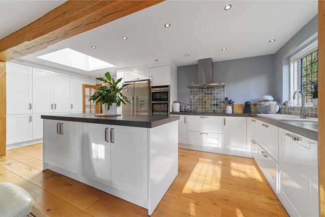 2 bed property, in Wheelers Hill, £525,000