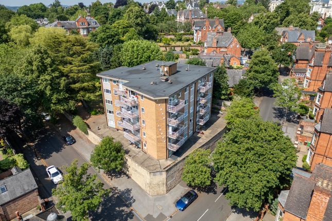 2 bed property, in Tunnel Road, £225,000