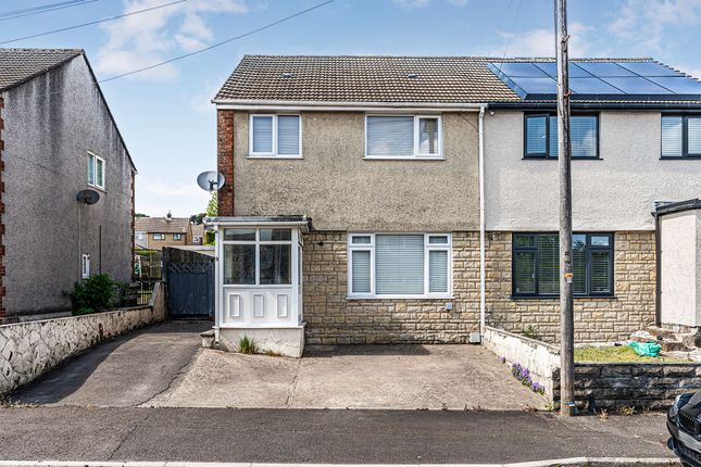3 bed property, in Crown Hill Drive, £250,000