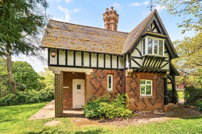 2 bed property, in Cobham Road, £525,000