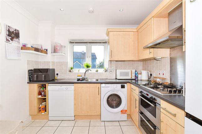 2 bed property, in The Lakes, £230,000