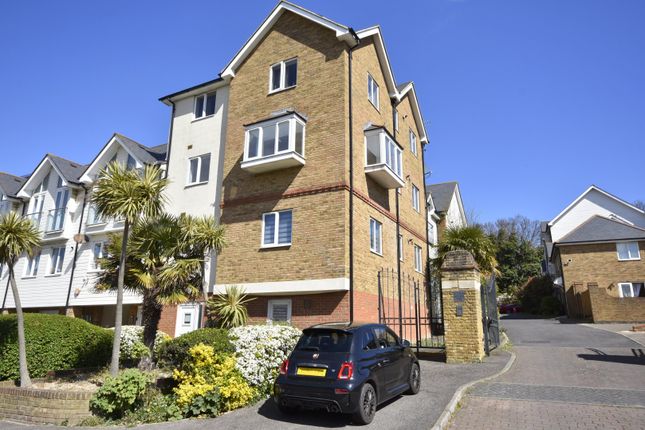 2 bed property, in Kings Mews, £190,000