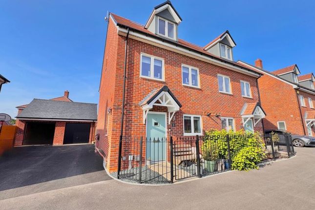 3 bed property, in Corncrake Close, £385,000
