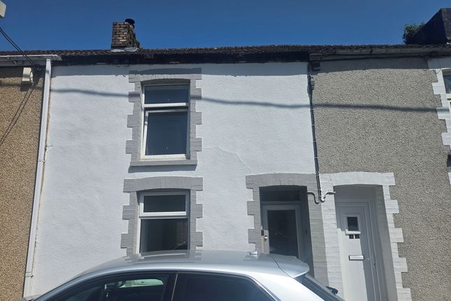 2 bed property, in Pennant Street, £120,000