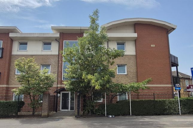 2 bed property, in Uxbridge Road, £200,000