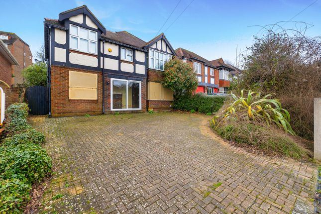 5 bed property, in Goldstone Crescent, £750,000
