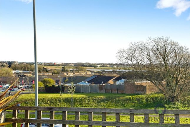 2 bed property, in Fern Close, £275,000