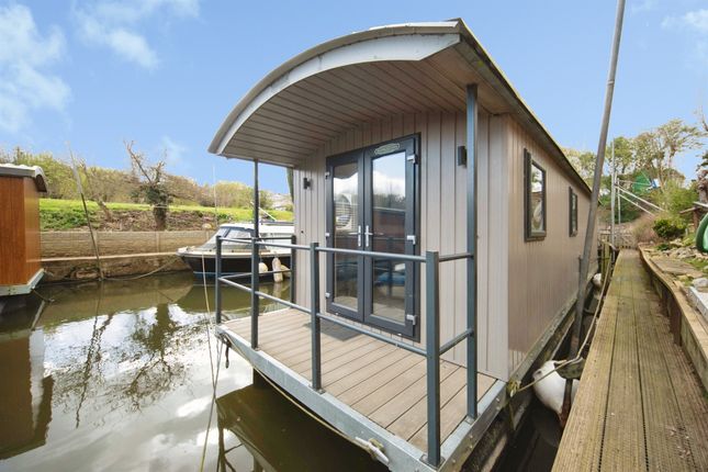 1 bed property, in Farleigh Bridge, £80,000