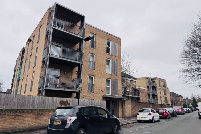 2 bed property, in Oldham House, £299,995