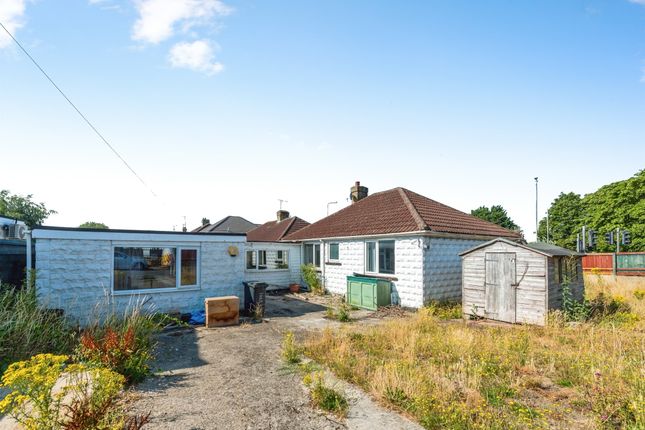 3 bed property, in Cricklade Road, £250,000