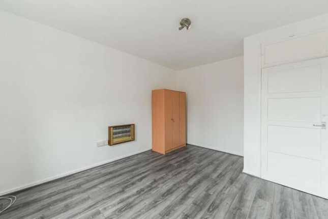 1 bed property, in Stockwell Road, £330,000
