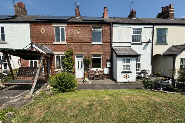 2 bed property, in New Lane, £200,000