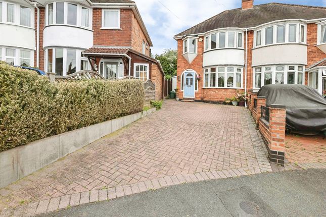 3 bed property, in Leavesden Grove, £280,000