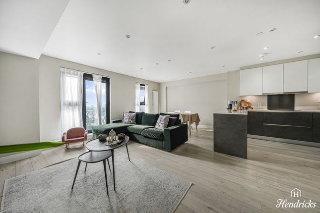 2 bed property, in Victoria Avenue, £260,000
