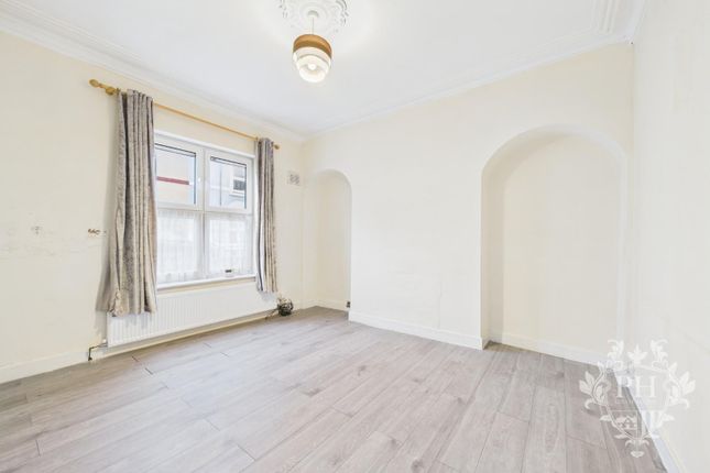 2 bed property, in Dent Street, £48,000