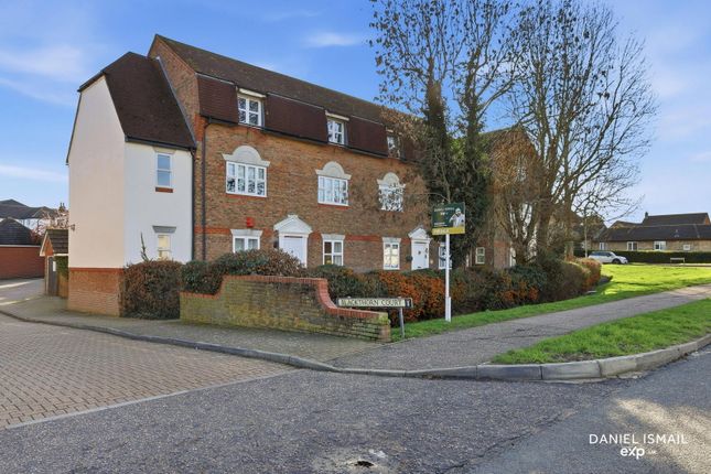 2 bed property, in Blackthorn Court, £220,000