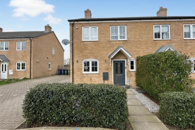2 bed property, in Home Close, £325,000