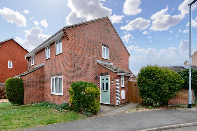 2 bed property, in Pages Way, £280,000