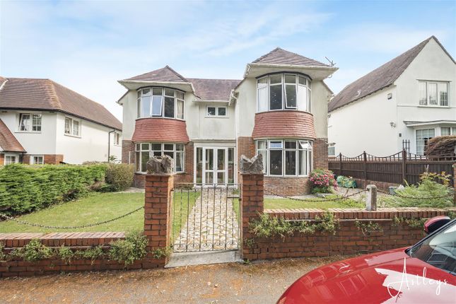 4 bed property, in Woodside Avenue, £425,000