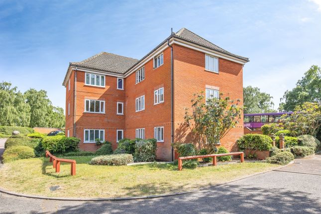 2 bed property, in Pearse Way, £120,000