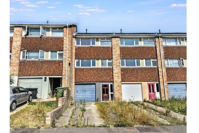 3 bed property, in 8 The Lees, £65,000