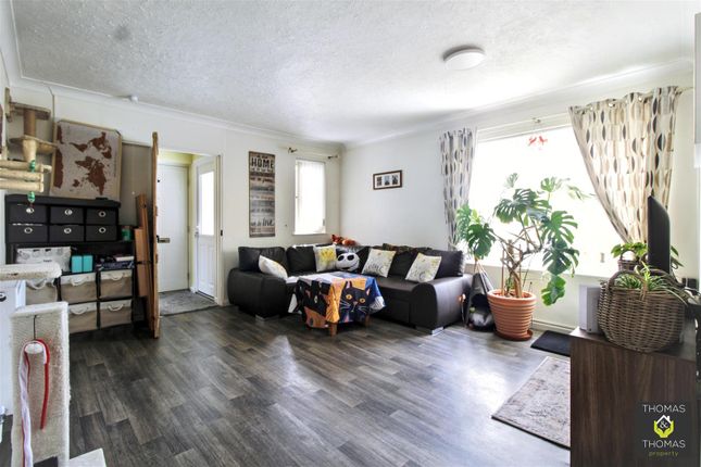 2 bed property, in Shakespeare Avenue, £120,000