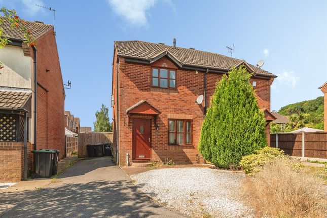 2 bed property, in Revena Close, £190,000