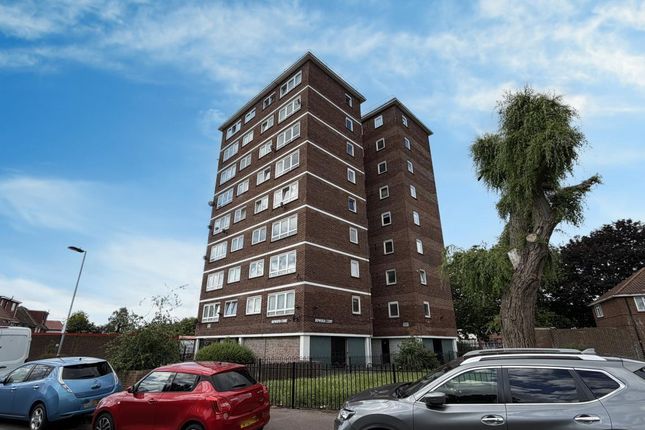 1 bed property, in Flat 32 Hepworth Court, £72,000