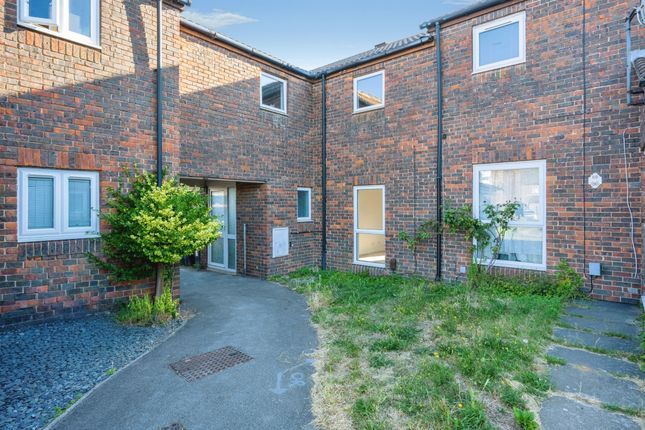 4 bed property, in Meadow Way, £260,000