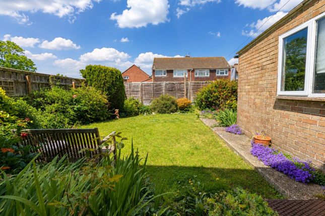 3 bed property, in Whippingham Close, £270,000