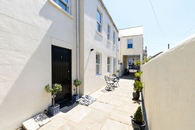 1 bed property, in Coleridge Street, £375,000