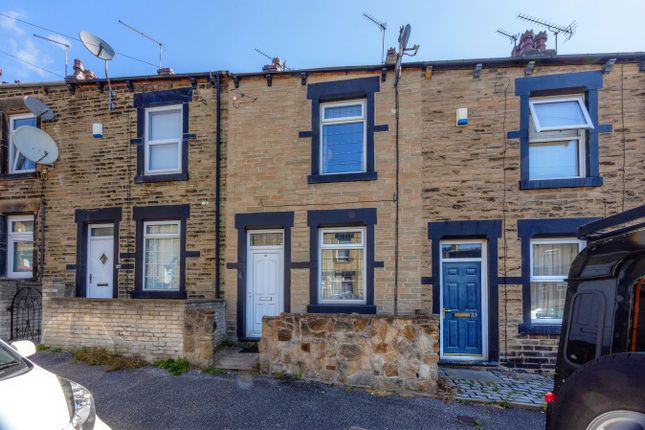 2 bed property, in Queens Avenue, £100,000