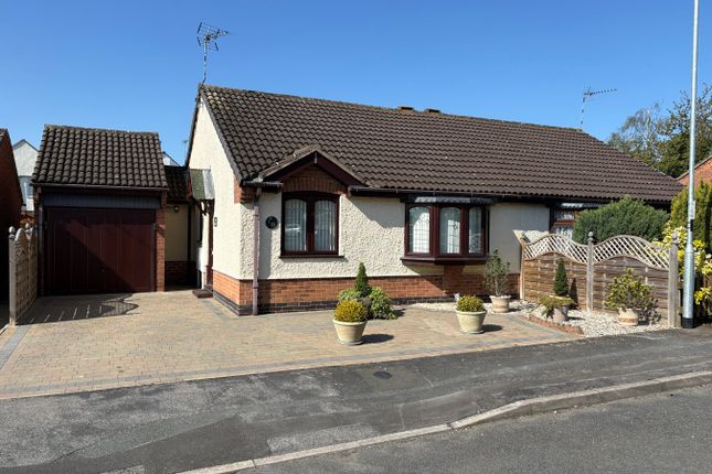 2 bed property, in Hobby Close, £250,000