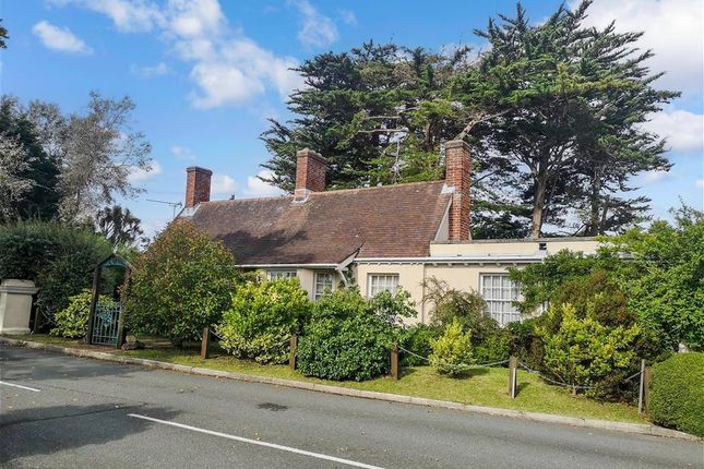 4 bed property, in Port La Salle, £545,000