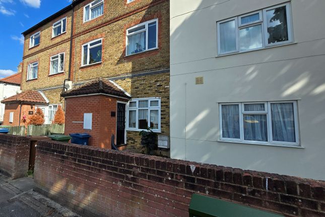 1 bed property, in Buckingham Road, £200,000