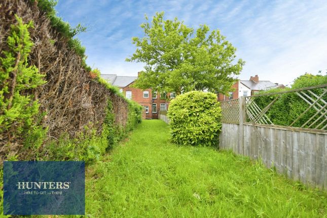 2 bed property, in Top Road, £125,000