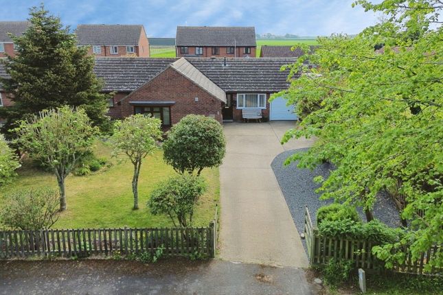 3 bed property, in Hall Park, £320,000