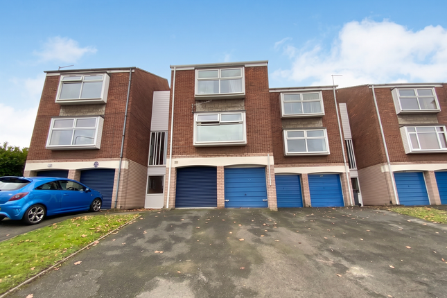 1 bed property, in Halesowen, £80,000
