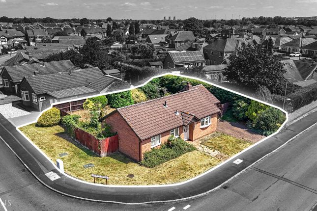 2 bed property, in Guinevere Avenue, £300,000