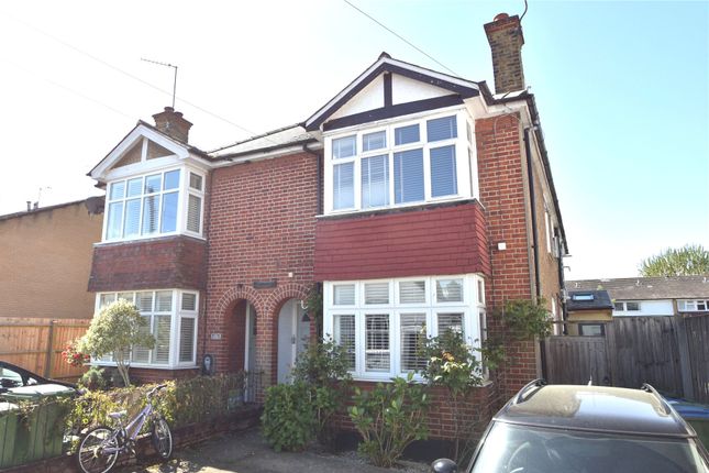 2 bed property, in Weybridge KT13, £350,000
