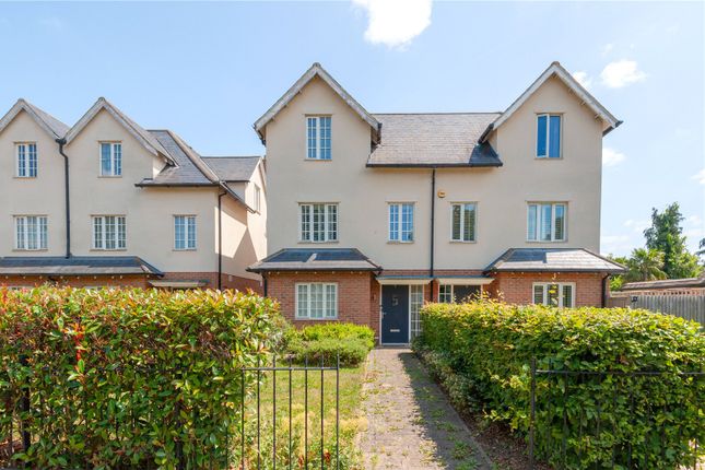 3 bed property, in County Gardens, £650,000