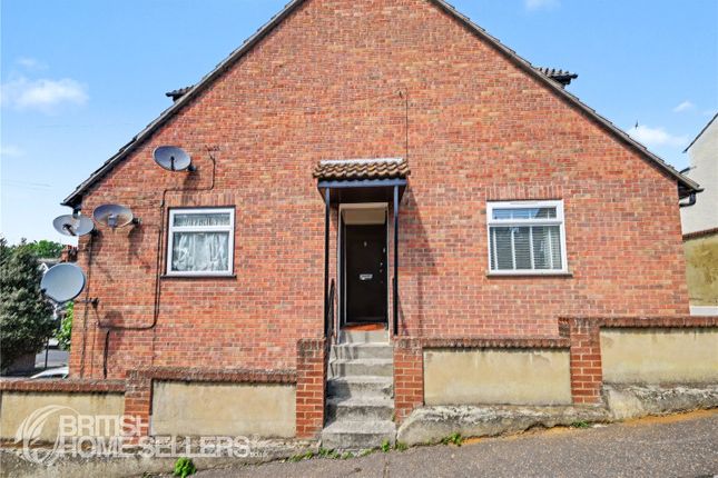 1 bed property, in Toledo Road, £145,000