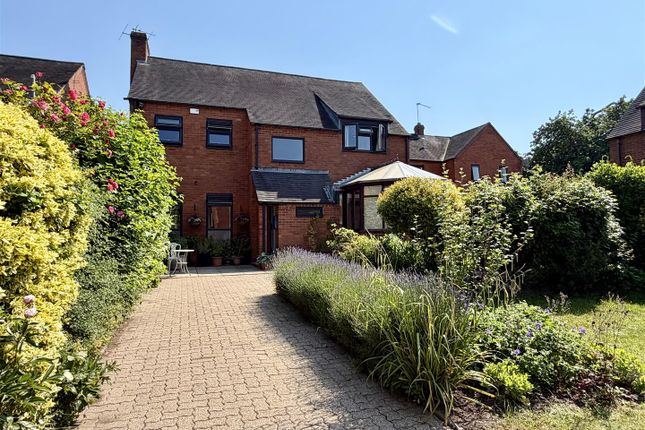 5 bed property, in Carter Grove, £545,000