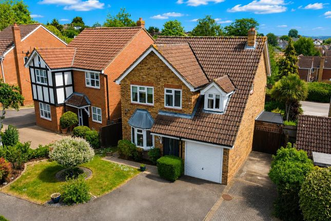 4 bed property, in Macintosh Close, £619,950