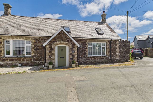 3 bed property, in Week St. Mary, £260,000