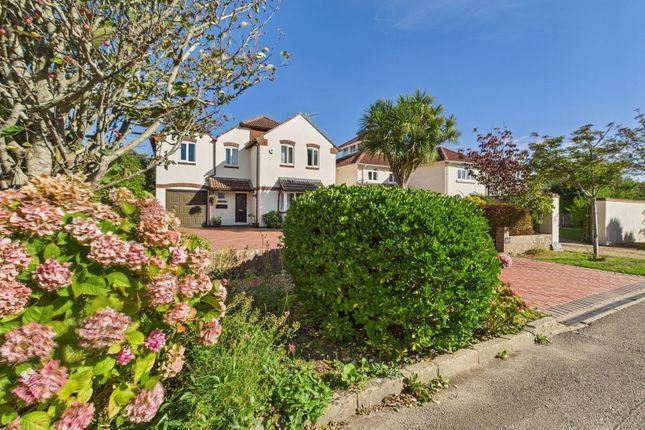 5 bed property, in Golden Acre, £925,000