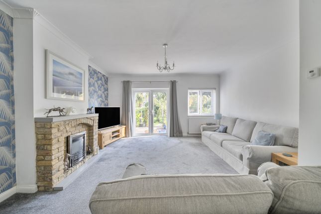 3 bed property, in Willow Crescent West, £685,000