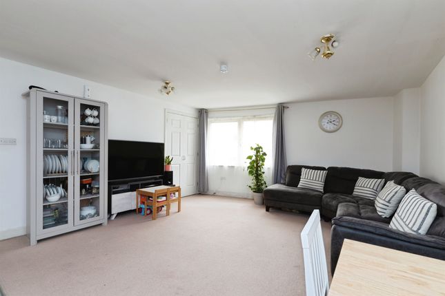 2 bed property, in Pickering Road, £240,000
