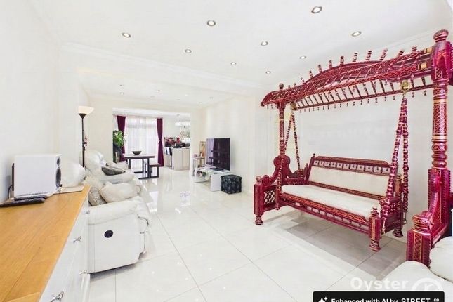 4 bed property, in Turner Road, £749,950