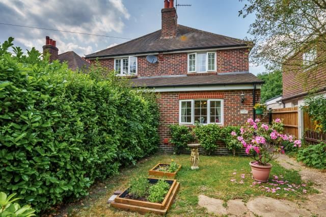 2 bed property, in Fenns Lane, £425,000